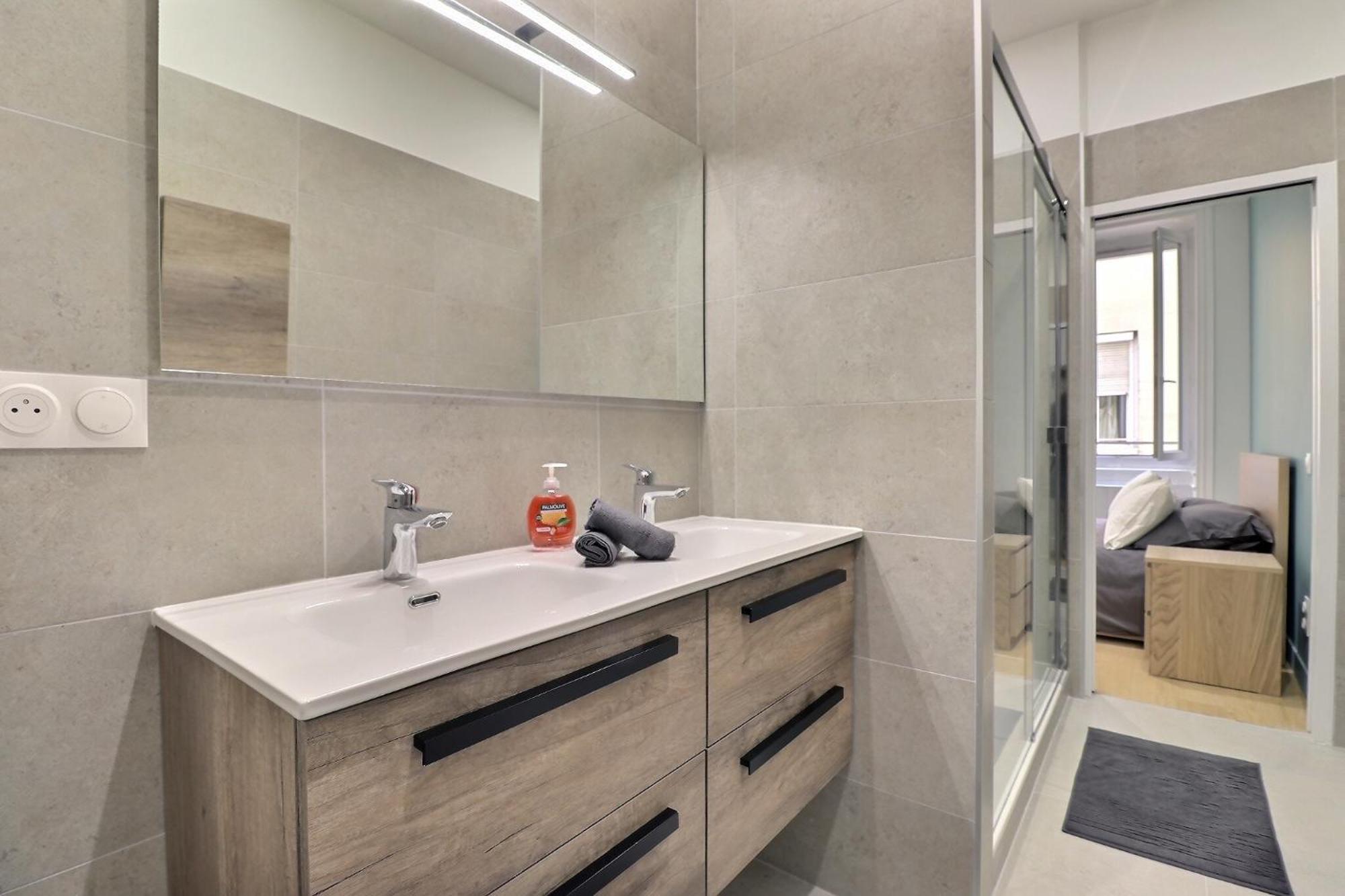 Appartement De Standing Pour 6 Refait A Neuf Lyon Luaran gambar